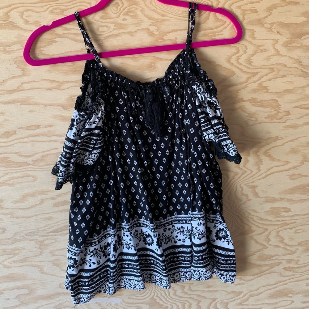 Shoulder less T-shirt